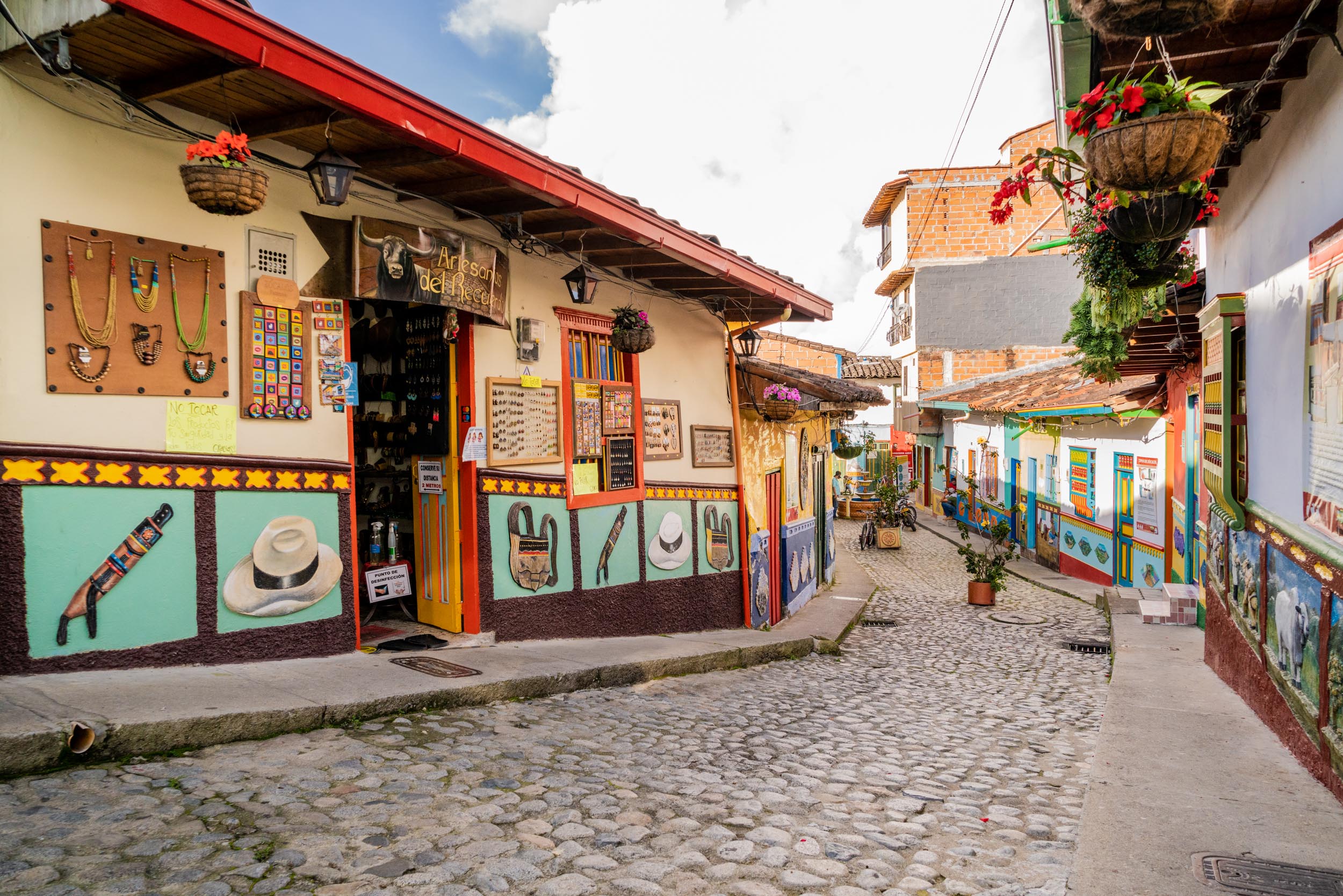 Tour privado a Guatapé desde Medellín: precios, tiempos y si vale la pena