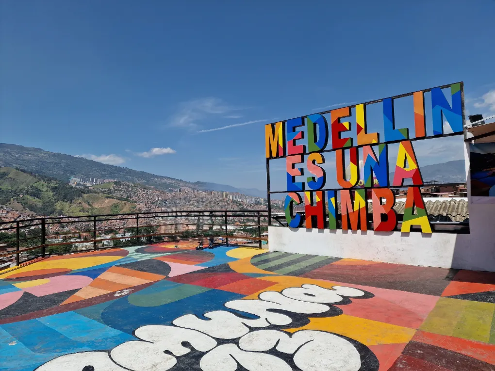 Cómo visitar la Comuna 13 de Medellín: cómo llegar, cuánto dura y qué incluye un tour