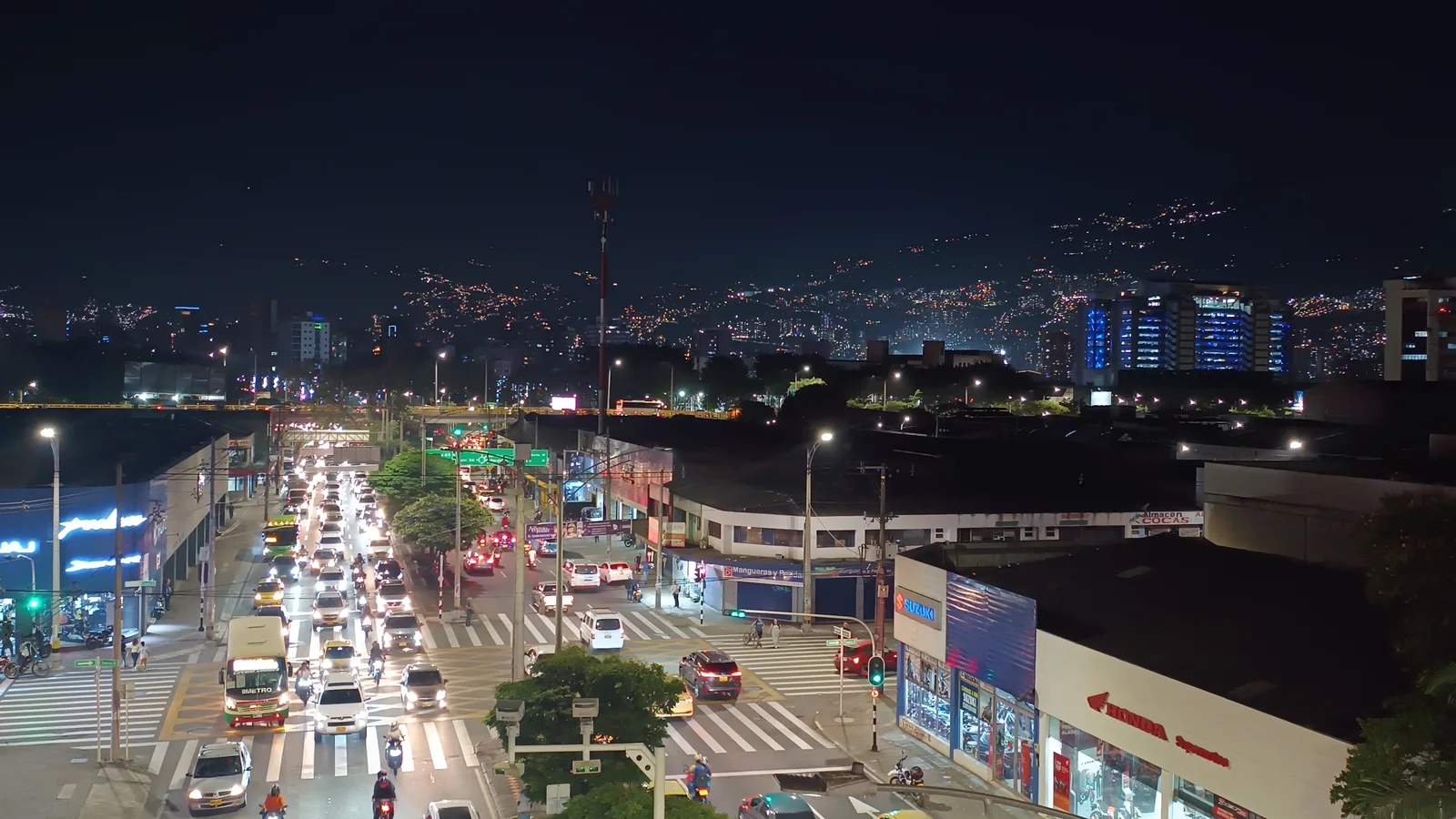 Tour nocturno por miradores de Medellín: qué incluye, cuánto dura y qué llevar