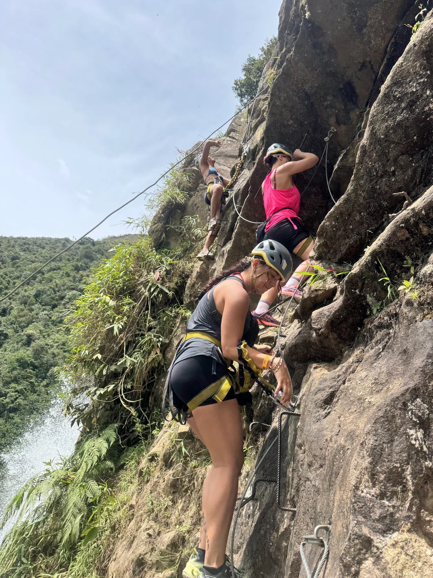 Viajeras recorriendo la vía ferrata del Salto del Buey