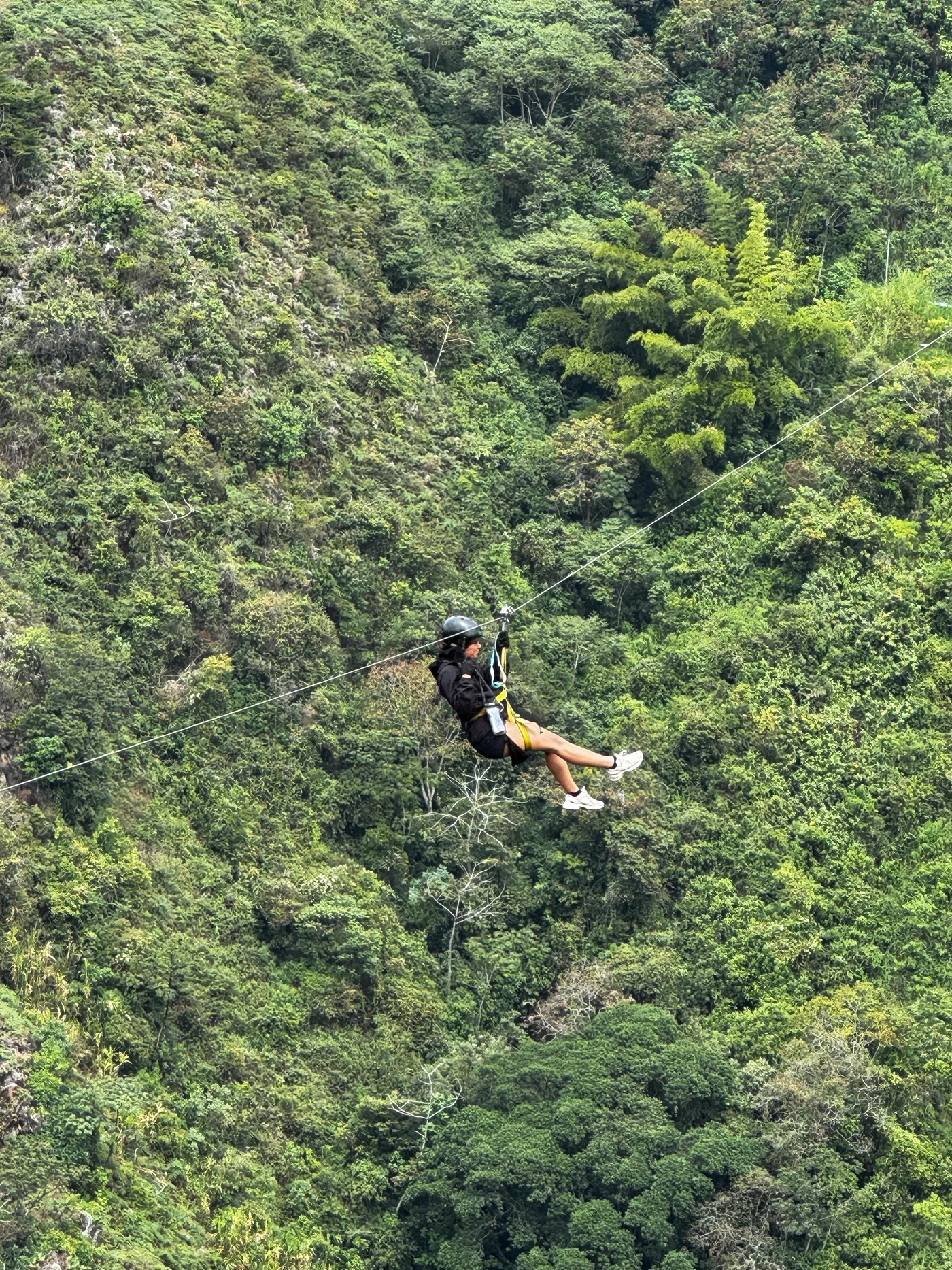 Viajera en la tirolesa sobre el paisaje del Salto del Buey