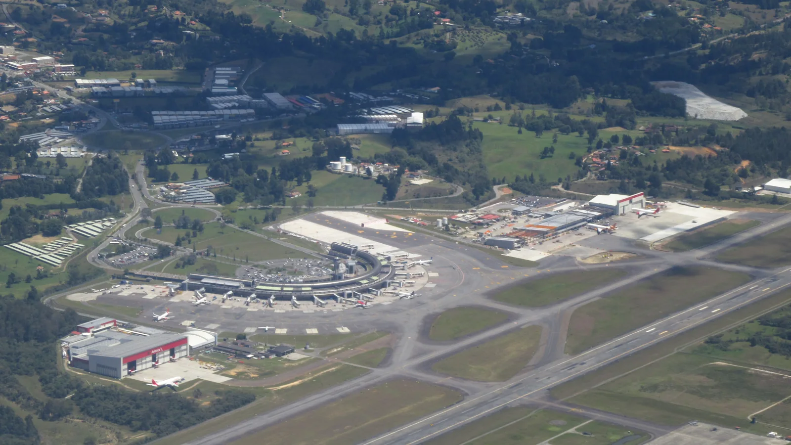 Traslado del aeropuerto José María Córdova a Medellín: cuánto tarda y qué incluye